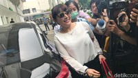Bahkan ia tampil sangat stylish dengan blus putih dan tas mewah. Foto: Hanif Hawari/detikHOT
