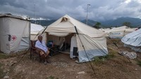 Bencana gempa dan tsunami melanda wilayah Palu dan sekitarnya hampir setahun yang lalu, tepatnya Jumat (28/9/2018). Beragam upaya untuk membuka lembaran baru bagi warga dan memulihkan sejumlah infrastruktur yang ada di kota tersebut terus dilakukan pascabencana memporak-porandakan wilayah Palu dan sekitarnya. Namun, hingga kini masih ada pengungsi yang tinggal di tenda-tenda darurat.