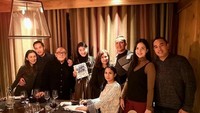 There bahkan ikut serta dalam jamuan makan bersama keluarga besar Bakrie di Swiss. Ia merasa tersanjung karena diberi banyak kado Natal meski hanya dirinya yang merayakan Natal. Foto: Instagram theresawienathan