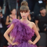 Pada era 90-an dan awal 2000, banyak wanita terobsesi dengan donut bun. Tapi tren tersebut pun cepat menghilang. Gaya rambut ini membuat penampilan terlihat lebih tua.  Foto: Theo Wargo/Getty Images