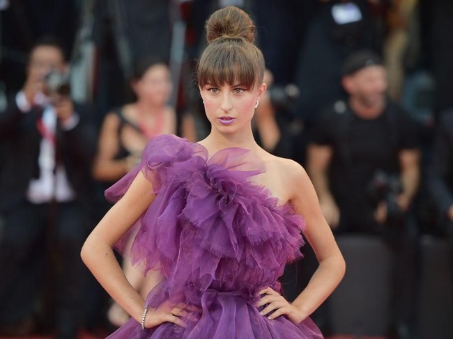 Pada era 90-an dan awal 2000, banyak wanita terobsesi dengan donut bun. Tapi tren tersebut pun cepat menghilang. Gaya rambut ini membuat penampilan terlihat lebih tua.  Foto: Theo Wargo/Getty Images