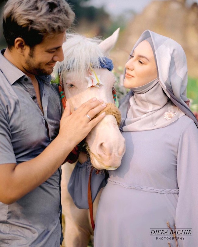  Foto yang diambil oleh Diera Bachir ini, memperlihatkan Ammar Zoni seperti seorang pangeran dan Irish Bella seperti seorang putri. Foto: instagram @dierabachir