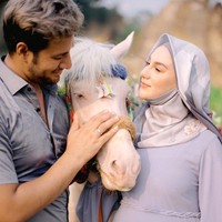  Foto yang diambil oleh Diera Bachir ini, memperlihatkan Ammar Zoni seperti seorang pangeran dan Irish Bella seperti seorang putri. Foto: instagram @dierabachir
