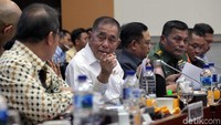Rapat digelar untuk meminta penjelasan dari pemerintah soal penanganan permasalahan di Papua. Khususnya kepada Menhan, Menlu, Menkominfo, TNI dan BIN. 