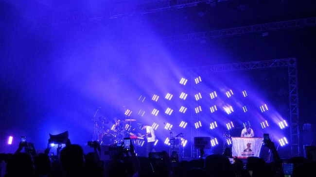Haru Biru Penampilan Mike Shinoda di Jakarta