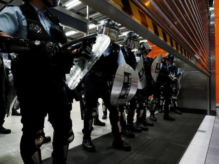 Polisi menjaga demo Hong Kong. Foto: Reuters Polisi menjaga demo Hong Kong. Foto: Reuters