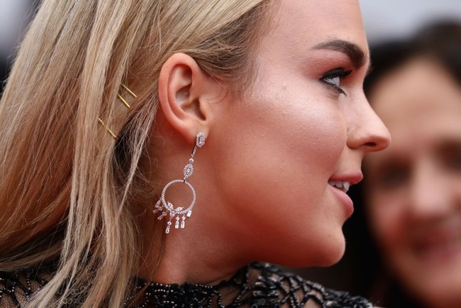 Fungsi dari pemakaian bobby pin atau jepit rambut lidi adalah membuat rambut lebih rapi tanpa terlihat. Jika kamu memakainya dan terlihat jelas, akan membuat penampilan tampak berantakan. Jika ingin menjadikan bobby pin sebagai aksesori rambut, pilih yang berwarna terang dan pakai satu atau dua jepitan saja. Foto: Tristan Fewings/Getty Images