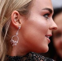 Fungsi dari pemakaian bobby pin atau jepit rambut lidi adalah membuat rambut lebih rapi tanpa terlihat. Jika kamu memakainya dan terlihat jelas, akan membuat penampilan tampak berantakan. Jika ingin menjadikan bobby pin sebagai aksesori rambut, pilih yang berwarna terang dan pakai satu atau dua jepitan saja. Foto: Tristan Fewings/Getty Images