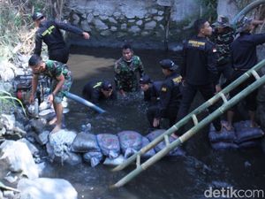 Penyelam TNI Cor 8 Lubang Siluman yang Kotori Citarum