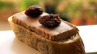 Banyak juga mengonsumsi foie gras, sebagai camilan istimewa dengan sepotong roti dan buah kering. Foto: Istimewa