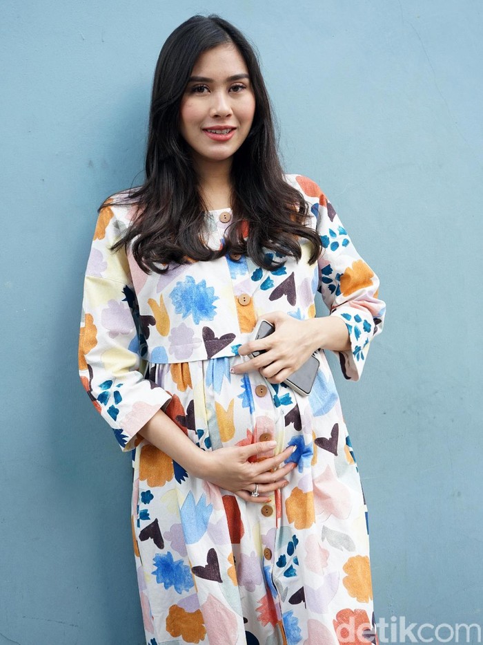 Syahnaz Sadiqah Syahnaz Sadiqah dan Amy Qanita saat ditemui di studio Trans TV.