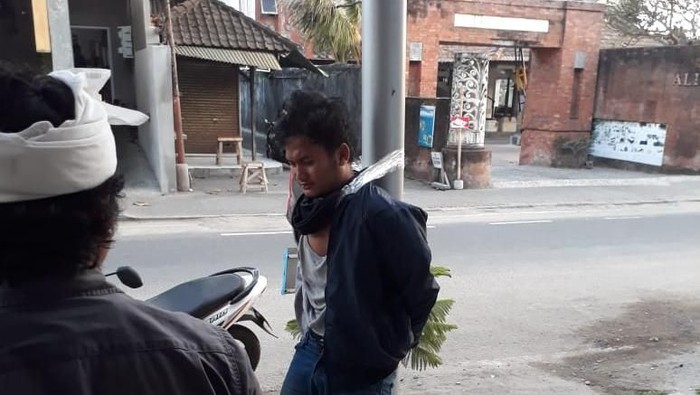 Terciduk Congkel Minimarket di Sanur, Maling Ini Diikat Warga ke Tiang