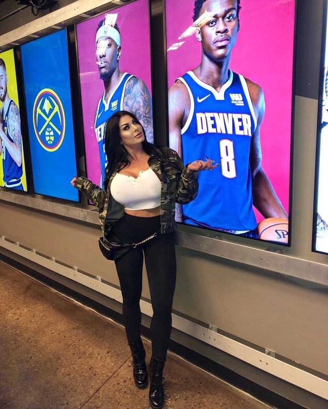 Penampilannya yang terbilang ekstrem itu pun menjadi kontroversi. Ada hanya menghujat, ada juga yang memuji. Lindi menceritakan bahwa ada saja pria yang mengajaknya menikah hingga netizen yang mengirimkan bunga atau makanan.  Foto: Instagram @lmonies