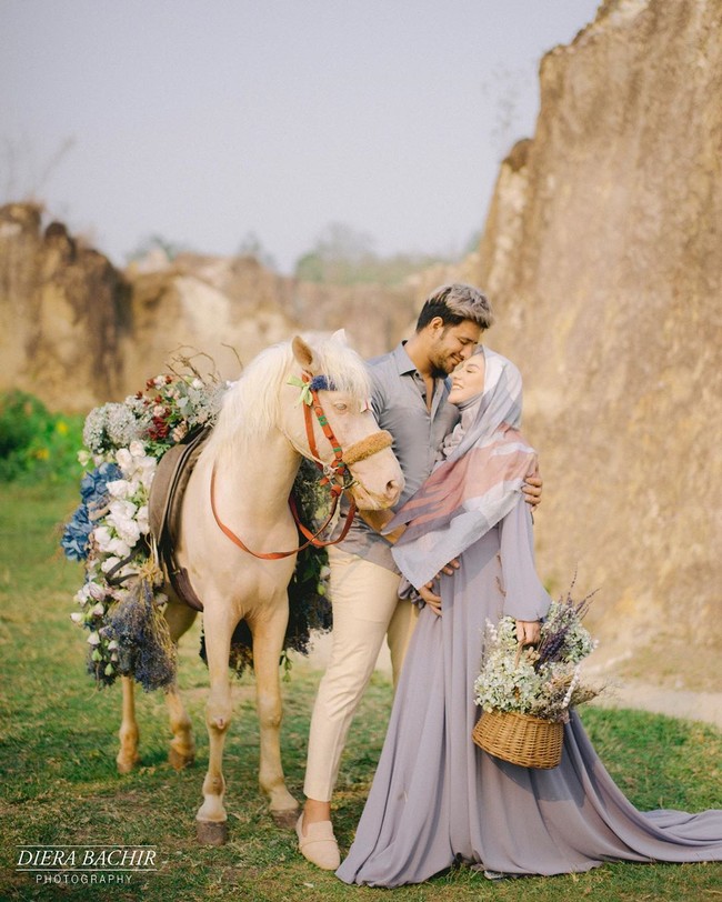 Ammar Zoni berpose sambil mengelus perut dan mencium kening Irish Bella. Keduanya sungguh tampak mesra. Foto: instagram @dierabachir