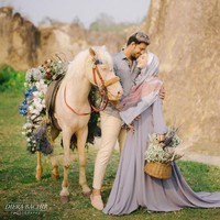 Ammar Zoni berpose sambil mengelus perut dan mencium kening Irish Bella. Keduanya sungguh tampak mesra. Foto: instagram @dierabachir