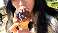 Es krim cone ini diakui Rasyena senagai es krim paling enak yang pernah disantapnya. Meski bibir belepotan es krim tapi ia tetap tampil cantik. Foto: instagram rasyena