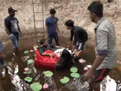 Viral Pasangan Pengantin Pemotretan di Kubangan Air, Fotonya Bikin Takjub