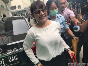 Berbusana Kasual, Roro Fitria Jalani Sidang PK