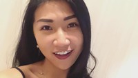 Nyamm! Makan dessert dengan krim menempel di bibir, There masih kelihatan cantik! Foto: Instagram theresawienathan