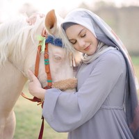 Irish Bella tampil memesona dengan memakai hijab. Ia menggunakan inner ninja warna abu-abu dengan hijab segi empat motif. Agar terlihat anggun, hijab disematkan hanya di sebelah telinga kiri dan dibiarkan menjuntai. Gayanya dipermanis dengan bros hijab bentuk bunga. Foto: instagram @_IrishBella_