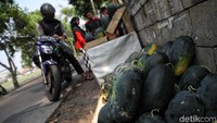Semangka yang dipanen langsung dijual di pinggir jalan.