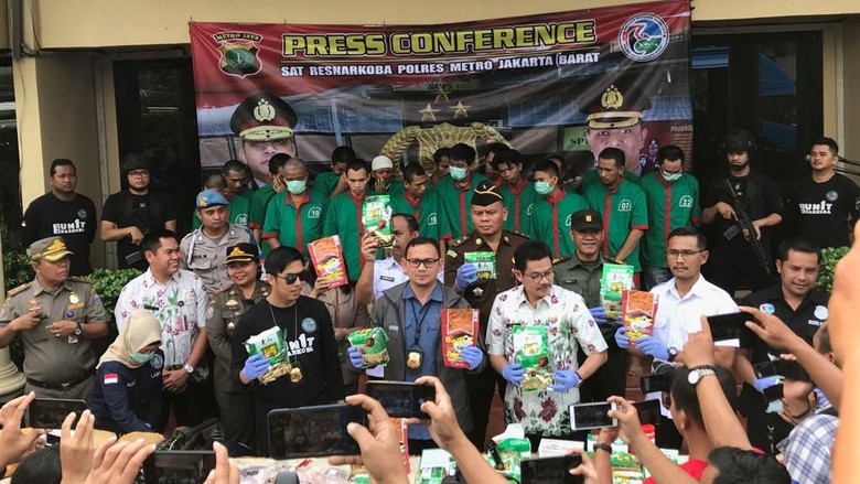 Polres Jakbar Musnahkan Narkoba Senilai Rp 50 Miliar Polres Jakbar Musnahkan Narkoba Senilai Rp 50 Miliar