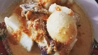 Kental atau encer santan tergantung selera. Biasanya sambal ditambahkan kemudian. Telur bebek rebus jadi lauk pelengkapnya. Foto : Indtagram @bunda_dotty