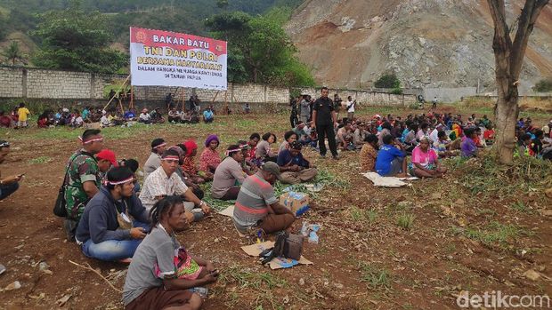 Upacara bakar batu di Sentani, Papua, Kamis (5/9/2019) / 