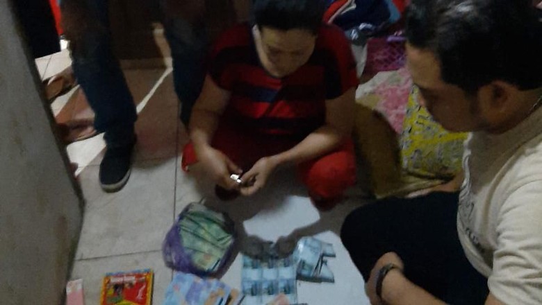 Polisi Amankan Uang Palsu Puluhan Juta Rupiah di Pekalongan Polisi Amankan Uang Palsu Puluhan Juta Rupiah di Pekalongan