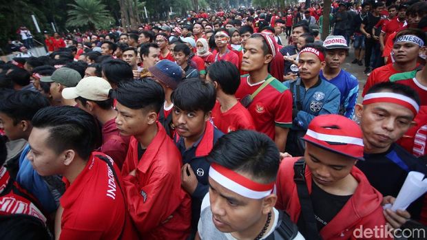 Penonton memadati stadion utama Gelora Bung Karno, Jakarta, Kamis (5/9/2019). Indonesia akan menghadapi Malaysia dalam kualifikasi piala dunia 2022.
