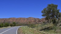 Terakhir, traveler bisa mencoba rute Red Centre Way, perjalanan darat menyusuri pedalaman selama 7 hari di Australia. Kamu bisa melihat keajaiban alam Uluru dan kebudayaan tradisional dari pemilik tanah asli, Suku Aborigin. (iStock)