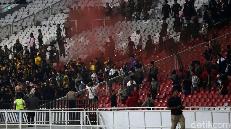 Polisi Kawal Pemain-Suporter Malaysia yang Tertahan di GBK
