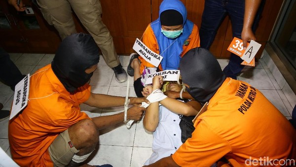 Reka Ulang Detik-detik Aulia Kesuma Bunuh Suami-Anak Tiri