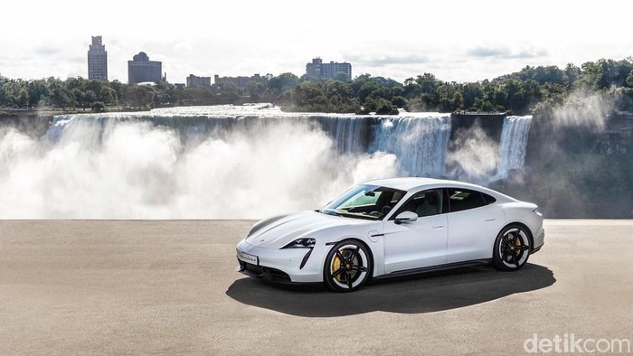 Porsche mempersembahkan mobil sport listrik sepenuhnya pertamanya kepada publik kemarin dengan World premier yang spektakuler yang diadakan secara serentak di tiga benua.