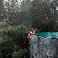Banyak pula pasangan selebgram yang menunjukkan kemesraan mereka dengan cara-cara ekstrem di Instagram. Salah satunya adalah dengan melakukan adegan berbahaya yang memang terlihat indah ini. Banyak dikritik, traveller Kelly dan Kody pun tetap membela diri bahwa itu dilakukan secara aman. Foto: Instagram
