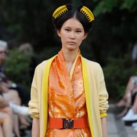 Klip rambut berbentuk cakar, atau populer disebut claw hair clip, membuat penampilan terlihat terlalu kasual terlebih lagi jika dikenakan untuk pesta semi formal. Menjepit rambut dengan claw hair clip juga membuatmu tampak seperti terburu-buru keluar rumah dan tak sempat menata rambut. Foto: Andreas Rentz/Getty Images