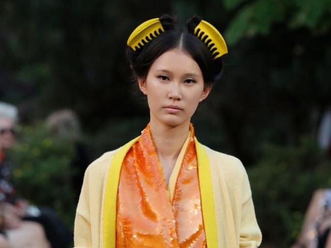 Klip rambut berbentuk cakar, atau populer disebut claw hair clip, membuat penampilan terlihat terlalu kasual terlebih lagi jika dikenakan untuk pesta semi formal. Menjepit rambut dengan claw hair clip juga membuatmu tampak seperti terburu-buru keluar rumah dan tak sempat menata rambut. Foto: Andreas Rentz/Getty Images