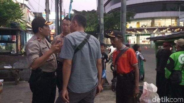  Kapolsek Tebet Kompol Alam Nur hingga tokoh masyarakat mendatangi lokasi tawuran Manggarai, Jaksel. 