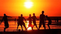 Pantai Double Six di Seminyak menyediakan pemandangan sunset yang menakjubkan. Pada malam harinya, kamu bisa menikmati makan malam di sekitar pantai. (News Corp Australia)