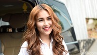 Penampilan Ayu Ting Ting tampak berbeda. Foto: Noel/detikFoto