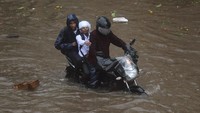 Mumbai telah dilanda hujan yang lebih deras dari biasanya pada musim ini.