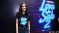 Kali ini Della juga tak beradu akting dengan Gading Marten. Pool/Ismail/detikFoto.