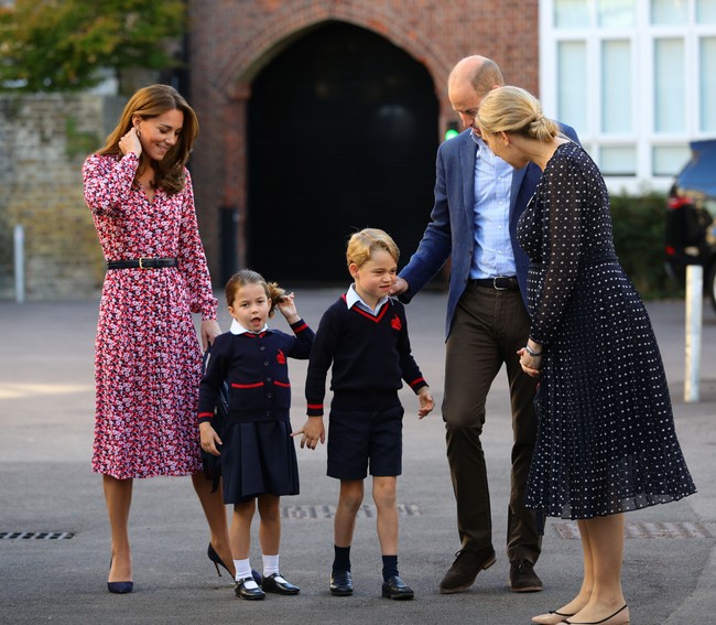Keluarga Duchess of Cambridge disambut oleh Helen Haslem, kepala sekolah tersebut. Selama bersekolah di situ, cicit Ratu Elizabeth II ini akan dikenal dengan nama Charlotte Cambridge. (Foto: Aaron Chown - WPA Pool/Getty Images)