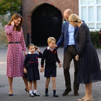 Keluarga Duchess of Cambridge disambut oleh Helen Haslem, kepala sekolah tersebut. Selama bersekolah di situ, cicit Ratu Elizabeth II ini akan dikenal dengan nama Charlotte Cambridge. (Foto: Aaron Chown - WPA Pool/Getty Images)