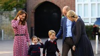 Keduanya pun disambut oleh kepala sekolah, Helen Haslem. Aaron Chown - WPA Pool/Getty Images
