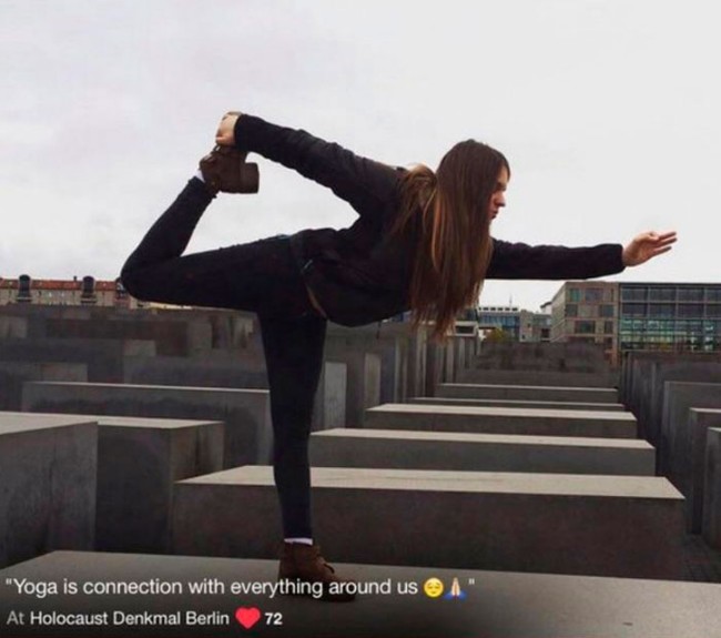 Seorang wanita juga pernah jadi kontroversi karena melakukan pose yoga di atas memorial Holocaust di Berlin, Jerman. Wanita itu pun dianggap narsis dan tidak punya sikap hormat. Foto: Twitter