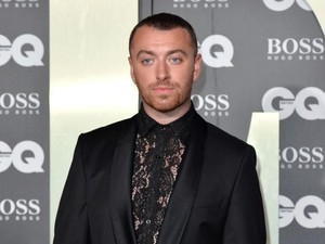 Ngaku Tularkan Virus Corona, Sam Smith Nangis