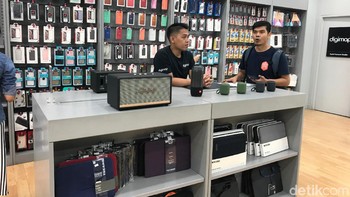 Aneka speaker dan tas laptop. Foto: Adi Fida Rahman/detikINET