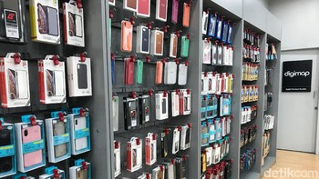 Tersedia beragam pilihan case iPhone. Foto: Adi Fida Rahman/detikINET