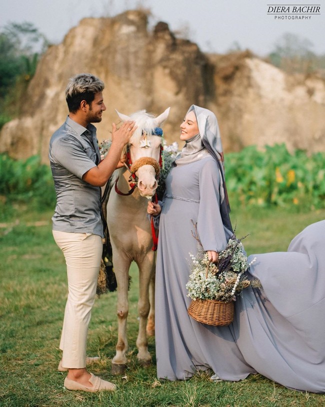 Irish Bella dan sang suami Ammar Zoni tampil bak di negeri dongeng di pemotretan kehamilan yang dilakukan oleh fotografer langganan selebriti Diera Bachir. Foto: instagram @dierabachir